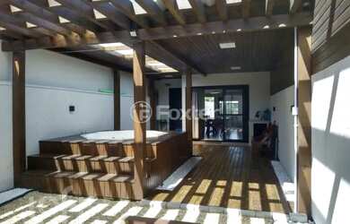 Imagem: A casa e possui 3 Dormitórios, 2 Banheiros, 2 Vagas na garagem