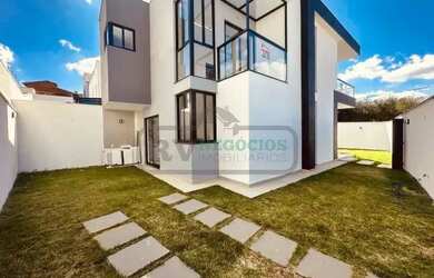 Imagem: A casa possui 4 Dormitórios, 3 Banheiros, 2 Vagas na garagem