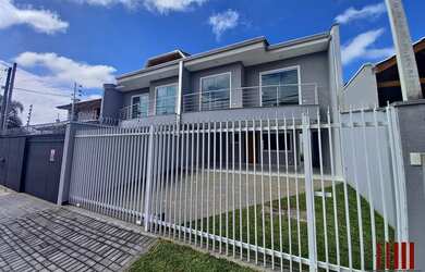 Imagem: A casa possui 3 Dormitórios, 3 Banheiros, 3 Vagas na garagem