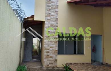 Imagem: A casa possui 3 Dormitórios, 2 Banheiros, 1 Vaga na garagem