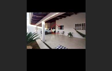 Imagem: A casa possui 3 Dormitórios, 2 Banheiros, 3 Vagas na garagem