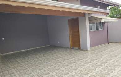 Imagem: A casa possui 3 Dormitórios, 4 Banheiros, 2 Vagas na garagem