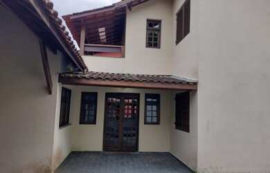 Imagem: A casa possui 4 Dormitórios, 3 Banheiros, 2 Vagas na garagem