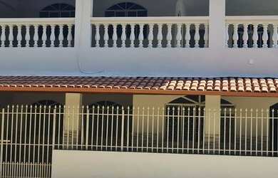 Imagem: A casa possui 5 Dormitórios, 3 Banheiros, 1 Vaga na garagem