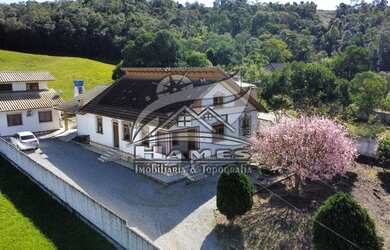 Imagem: A casa possui 3 Dormitórios, 4 Banheiros, 2 Vagas na garagem