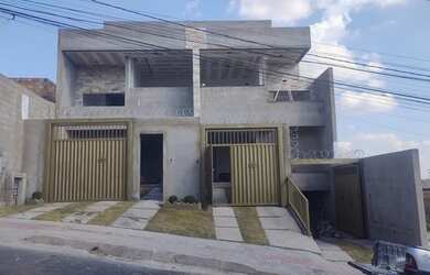 Imagem: A casa possui 3 Dormitórios, 3 Banheiros, 4 Vagas na garagem