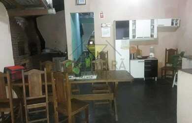 Imagem: A casa e possui 2 Dormitórios, Suítes, 3 Banheiros, 2 Vagas