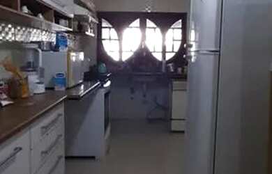 Imagem: A casa possui 3 Dormitórios, 3 Banheiros, 3 Vagas na garagem