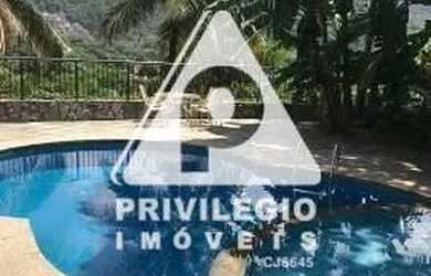 Imagem: A casa possui 5 Dormitórios, 5 Banheiros, 700m² de Área e