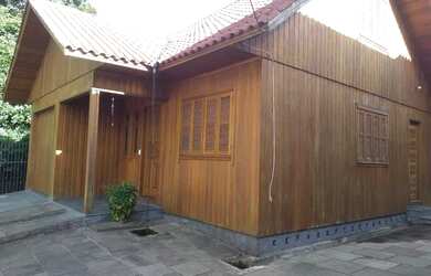 Imagem: A casa possui 3 Dormitórios, 2 Banheiros, 2 Vagas na garagem