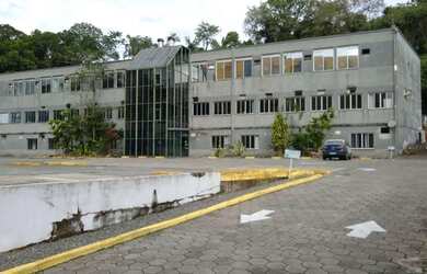 Imagem: O depósito possui 5 Vagas na garagem, 2.126m² de Área e