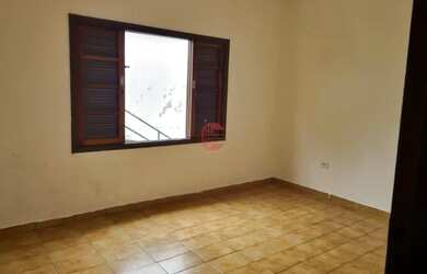 Imagem: A casa possui 2 Dormitórios, 1 Banheiro, 2 Vagas na garagem