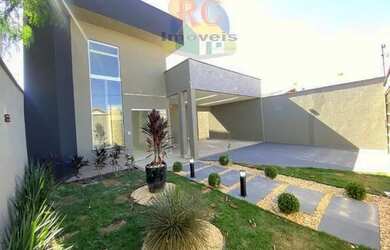 Imagem: A casa possui 3 Dormitórios, 2 Banheiros, 2 Vagas na garagem