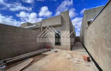 Imagem: A casa possui 2 Dormitórios, 1 Banheiro, 1 Vaga na garagem
