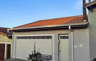 Imagem: A casa possui 3 Dormitórios, 2 Banheiros, 2 Vagas na garagem