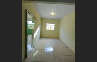 Imagem: A casa possui 2 Dormitórios, 1 Banheiro, 1 Vaga na garagem