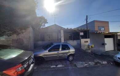 Imagem: A casa possui 2 Dormitórios, 1 Banheiro, 3 Vagas na garagem