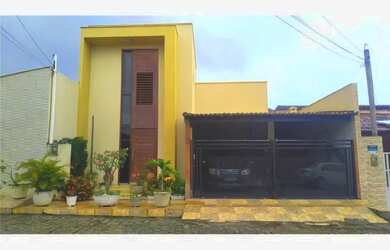 Imagem: A casa possui 4 Dormitórios, 3 Banheiros, 2 Vagas na garagem