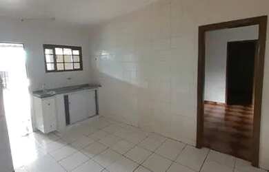 Imagem: A casa possui 2 Dormitórios, 1 Banheiro, 1 Vaga na garagem