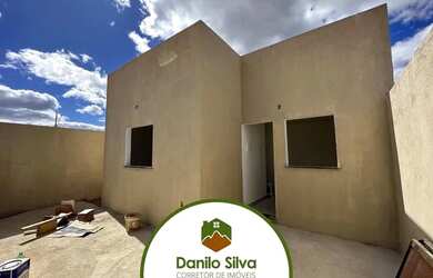 Imagem: A casa possui 2 Dormitórios, 1 Banheiro, 2 Vagas na garagem