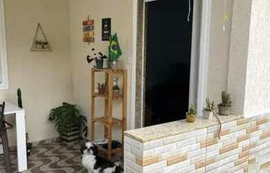 Imagem: A casa possui 3 Dormitórios, 2 Banheiros, 1 Vaga na garagem