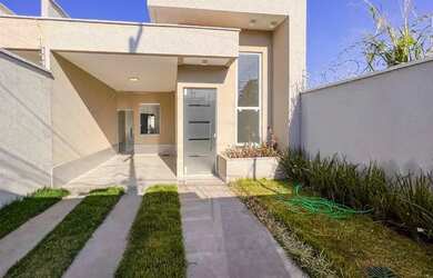 Imagem: A casa possui 3 Dormitórios, 2 Banheiros, 2 Vagas na garagem