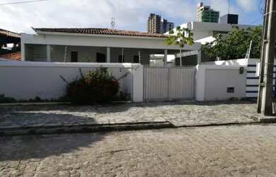 Imagem: A casa possui 3 Dormitórios, 2 Banheiros, 2 Vagas na garagem