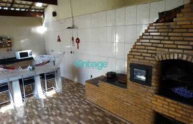 Imagem: A casa possui 4 Dormitórios, 2 Banheiros, 5 Vagas na garagem