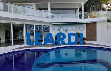 Imagem: A casa em condomínio possui 5 Dormitórios, 5 Banheiros, 5