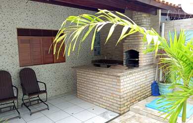 Imagem: A casa possui 1 Dormitório, 4 Banheiros, 3 Vagas na garagem