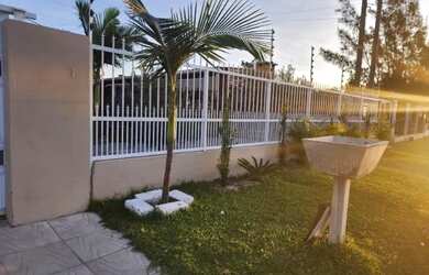 Imagem: A casa possui 5 Dormitórios, 4 Banheiros, 4 Vagas na garagem