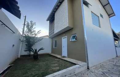 Imagem: A casa possui 3 Dormitórios, 2 Banheiros, 4 Vagas na garagem