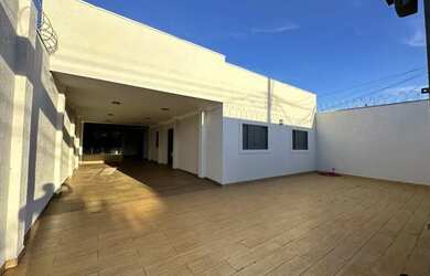 Imagem: A casa possui 3 Dormitórios, 3 Banheiros, 5 Vagas na garagem