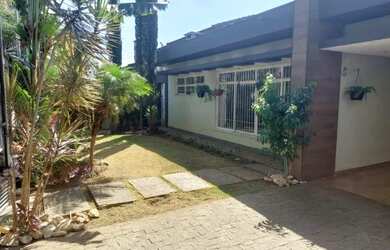 Imagem: A casa possui 3 Dormitórios, 5 Banheiros, 3 Vagas na garagem