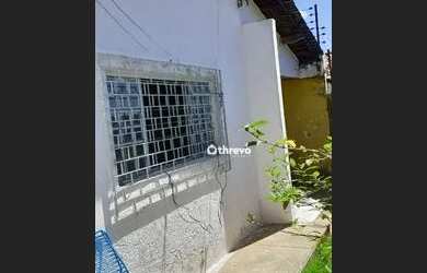 Imagem: A casa possui 3 Dormitórios, 1 Banheiro, 2 Vagas na garagem