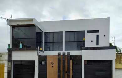 Imagem: A casa possui 3 Dormitórios, 2 Banheiros, 1 Vaga na garagem