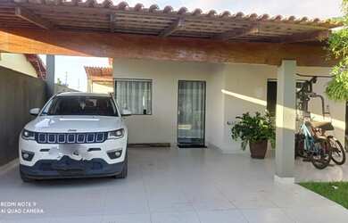 Imagem: A casa possui 3 Dormitórios, 2 Banheiros, 2 Vagas na garagem