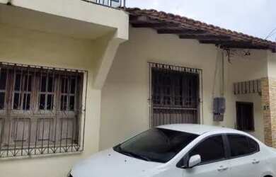 Imagem: A casa possui 2 Dormitórios, 2 Banheiros, 1 Vaga na garagem