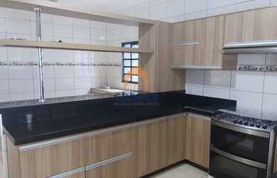 Imagem: A casa possui 3 Dormitórios, 2 Banheiros, 2 Vagas na garagem