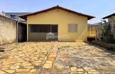 Imagem: A casa possui 4 Dormitórios, 2 Banheiros, 3 Vagas na garagem