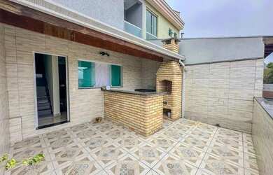 Imagem: A casa possui 3 Dormitórios, 3 Banheiros, 2 Vagas na garagem