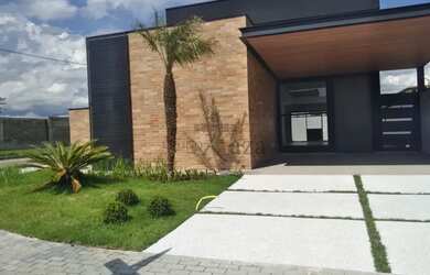 Imagem: A casa em condomínio possui 3 Dormitórios, 2 Banheiros, 4