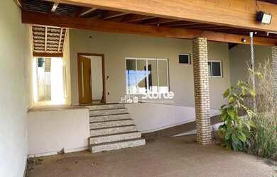 Imagem: A casa possui 4 Dormitórios, 4 Banheiros, 5 Vagas na garagem