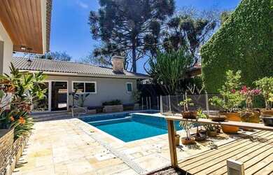 Imagem: A casa possui 5 Dormitórios, 5 Banheiros, 5 Vagas na garagem