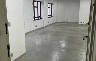 Imagem: O depósito possui 1 Vaga na garagem e 45m² de Área e está