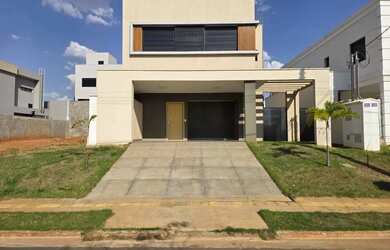 Imagem: A casa possui 3 Dormitórios, 5 Banheiros, 2 Vagas na garagem