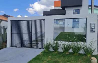 Imagem: A casa possui 3 Dormitórios, 2 Banheiros, 2 Vagas na garagem