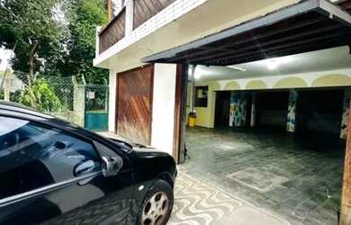 Imagem: A casa possui 4 Dormitórios, 5 Banheiros, 5 Vagas na garagem