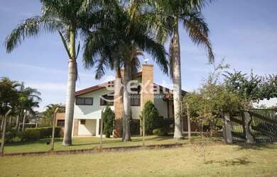 Imagem: A casa possui 3 Dormitórios, 4 Banheiros, 4 Vagas na garagem