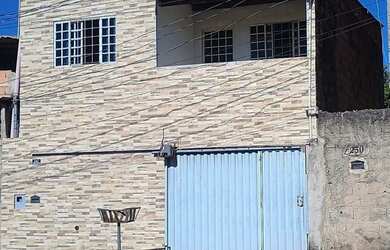 Imagem: A casa possui 2 Dormitórios, 2 Banheiros, 1 Vaga na garagem